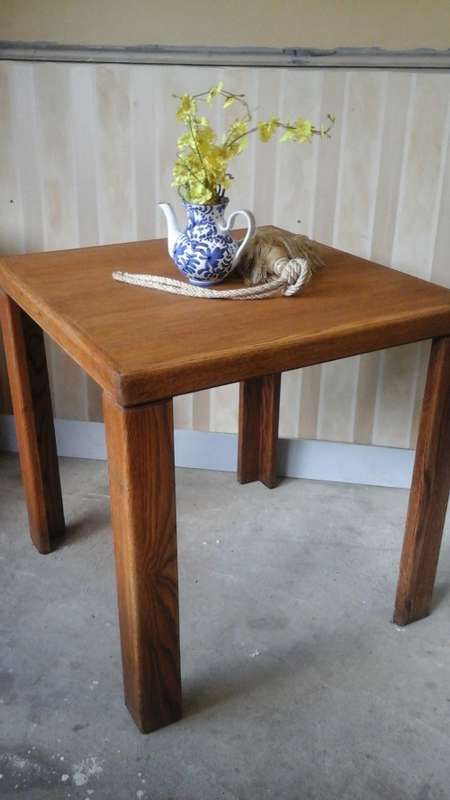 INCREDIBLY STUNNING TABLE. GORGEOUS & PRATICAL PIECE!