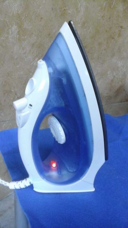 FANTASTIC SPAR GOOD LIVING STEAM/ SPRAY IRON. MODEL: EL-3188B. HANDY PIECE!