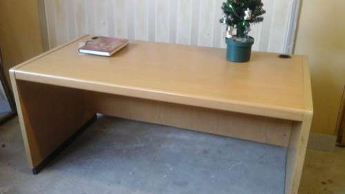 ABSOLUTELY AWESOME LARGE OAK FINISH OFFICE DESK. FANTASTIC, SPACIOUS AND FUNCTIONAL!