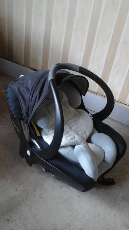 ABSOLUTELY TERRIFIC BEBE CONFORT CREATIS FIX BABY CARRIER/ CAR SEAT. FANTASTIC, SAFE & USEFUL!