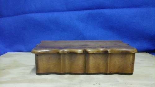 SIMPLY MAGNIFICENT VINTAGE WOODEN TRINKET BOX. ABSOLUTELY LOVELY PIECE!