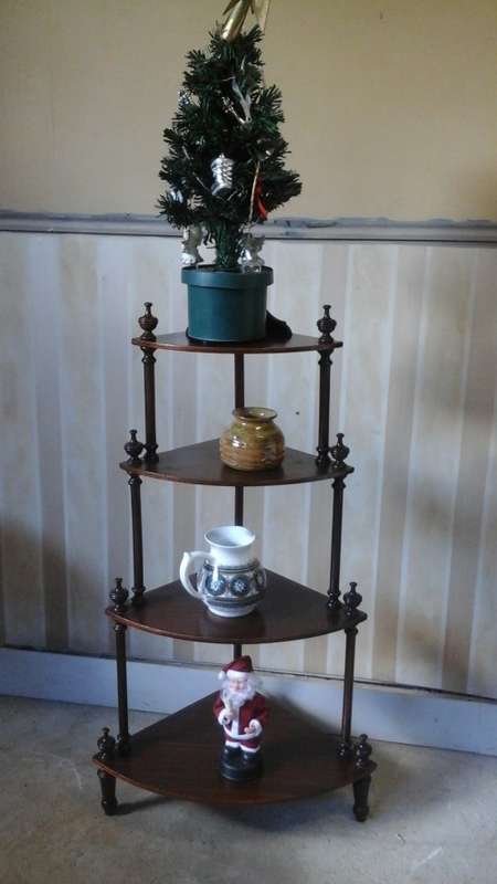 A STUNNING WOODEN FOUR TIER WHAT KNOT. MADE FROM WOOD AND VARNISHED. PERFECT FOR YOUR COLLECTIBLES
