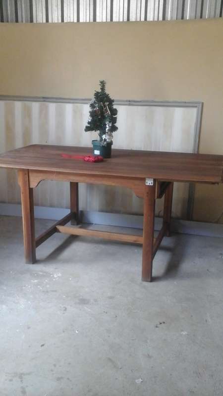 A SUPERBLY CRAFTED VINTAGE EITHER KIAAT OR TEAK DESK/TABLE. LARGE AND PRACTICAL