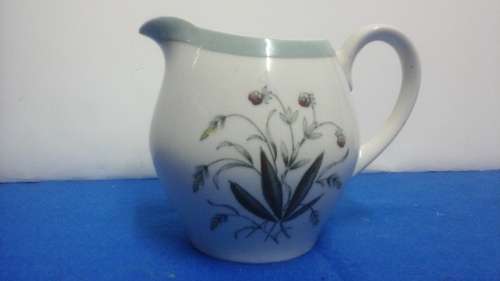 AMAZINGLY BEAUTIFUL VINTAGE ALFRED MEAKIN 'HEDGEROW MILK/ JUICE JUG. MADE IN ENGLAND. STUNNING!