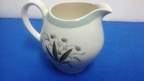 AMAZINGLY BEAUTIFUL VINTAGE ALFRED MEAKIN 'HEDGEROW MILK/ JUICE JUG. MADE IN ENGLAND. STUNNING!