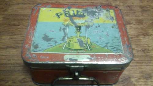 STUNNING. THE ORIGINAL TIN THAT THE BRASS PRIMUS STOVE CAME IN. HIGHLY COLLECTIBLE