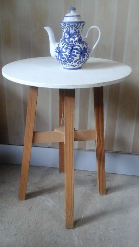 TOTALLY FABULOUS ROUND WOODEN TABLE. USEFUL AND TERRIFIC PIECE!