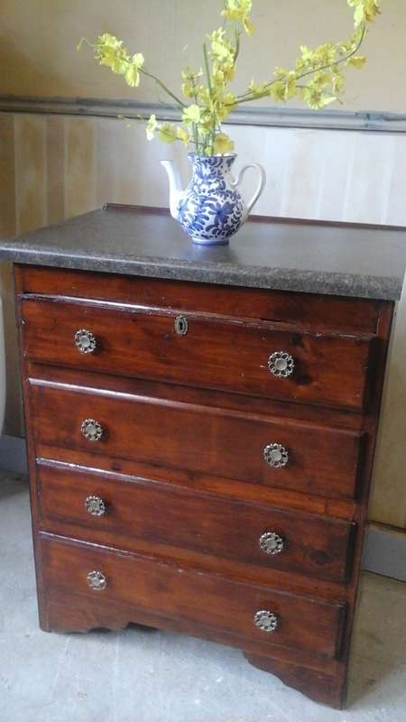 ABSOLUTELY GORGEOUS VINTAGE CHEST OF DRAWERS. THERE ARE FOUR DRAWERS IN TOTAL. STUNNING!