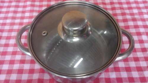 A STUNNING 18/10 STAINLESS STEEL HOME OPTIONS POT WITH LID. FANTASTIC AND USEFUL!