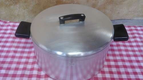 AWESOME HART POT WITH LID. PROUDLY SOUTH AFRICAN. MADE FROM ALUMINIUM AND BAKELITE. FANTASTIC PIECE!