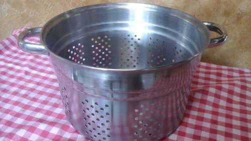 AWESOME STAINLESS STEEL COLANDER. FANTASTIC AND HANDY PIECE!