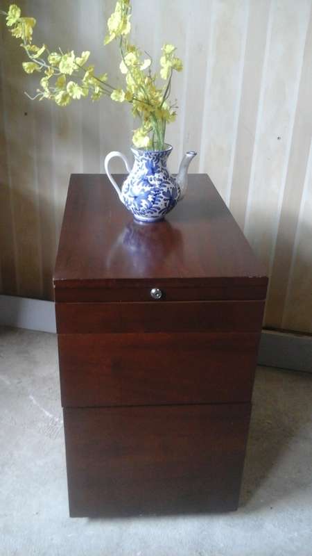 A SOLID SET OF OFFICE DRAWERS. LOVELY DARK WOOD FINNISH. THREE  DRAWERS.