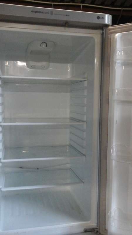 A LARGE NEAT LOOKING LG FRIDGE FREEZER COMBINATION. HAS AN INTERNAl LEAK