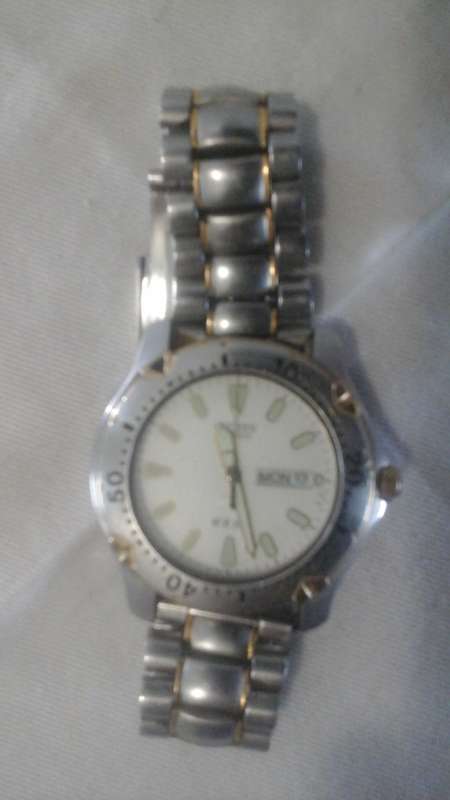 MAGNIFICENT CITIZEN QUARTS GENTS WATCH.WR 100. SILVER AND GOLD STRAP