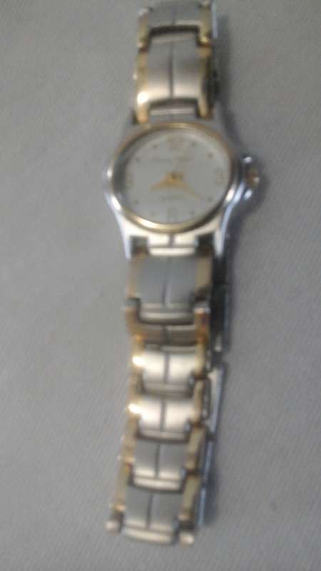 ABSOLUTELY EXQUISITE LADIES BRANDED AVROY SHLAIN WATCH. SILVER IN COLOUR WITH A WHITE FACE&GOLD TRIM