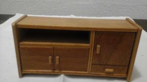AN ABSOLUTELY STUNNING VINTAGE WOODEN  DOLLS HOUSE DISPLAY UNIT WITH DOORS THAT OPEN