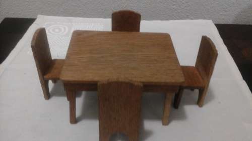 AN ABSOLUTELY STUNNING VINTAGE DOLLS HOUSE WOODEN DINING ROOM TABLE WITH FOUR CHAIRS