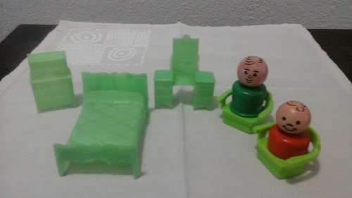 ABSOLUTELY STUNNING VINTAGE PLASTIC GREEN BEDROOM FURNITURE DOLLS HOUSE FURNITURE