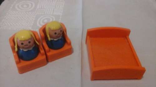 ABSOLUTELY STUNNING VINTAGE PLASTIC ORANGE DOUBLE BED & TWO CHAIRS WITH PEOPLE DOLLS HOUSE FURNITURE