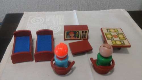 ABSOLUTELY STUNNING VINTAGE PLASTIC BROWN BEDROOM,DINING ROOM,LOUNGE FURNITURE DOLLS HOUSE FURNITURE