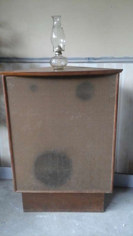 AN EXTREMELY UNUSUAL VINTAGE CORNER SPEAKER. MADE FROM WOOD. TURN IT INTO A BAR OR SHELVES
