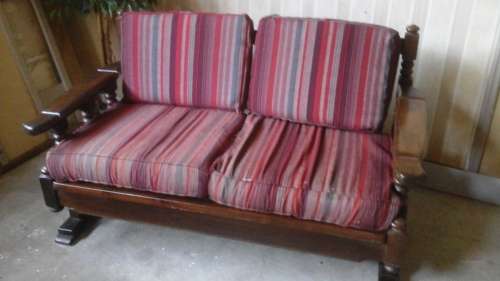 A MARVELLOUS VINTAGE WOODEN TWO SEATER COUCH. THE CUSHIONS ARE LOSE AND COVERED IN STRIPED FABRIC