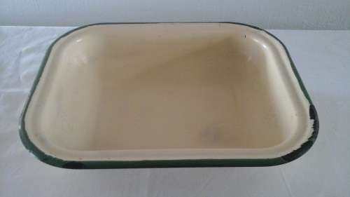 AN AMAZING LOOKING VINTAGE RECTANGULAR SHAPED CREAMY YELLOW ENAMEL DISH. PERFECT TO USE