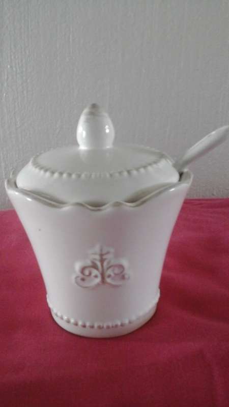 WOW A MAGNIFICENT WHITE WITH A GREY TINGE SUGAR BOWL. MIGHT NOT HAVE MARKINGS. HIGHLY COLLECTIBLE