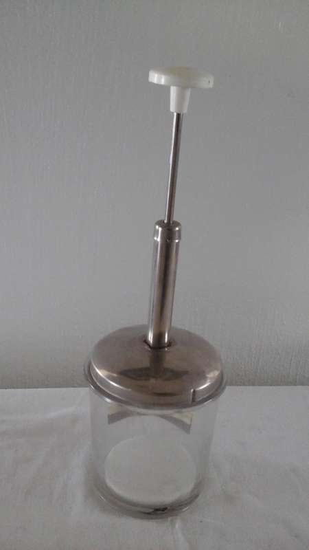 WOW!!!! A WORKING VINTAGE  GLASS AND CHROME VEGEATABLE CHOPPER. PERFECT FOR ONIONS AND GARLIC