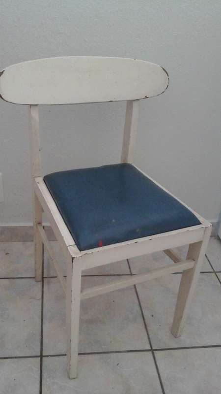 A FANTASTIC LOOKING SHABBY SHICK VINTAGE BENTWOOD STYLE KITCHEN CHAIR WITH A VYNIL SEAT