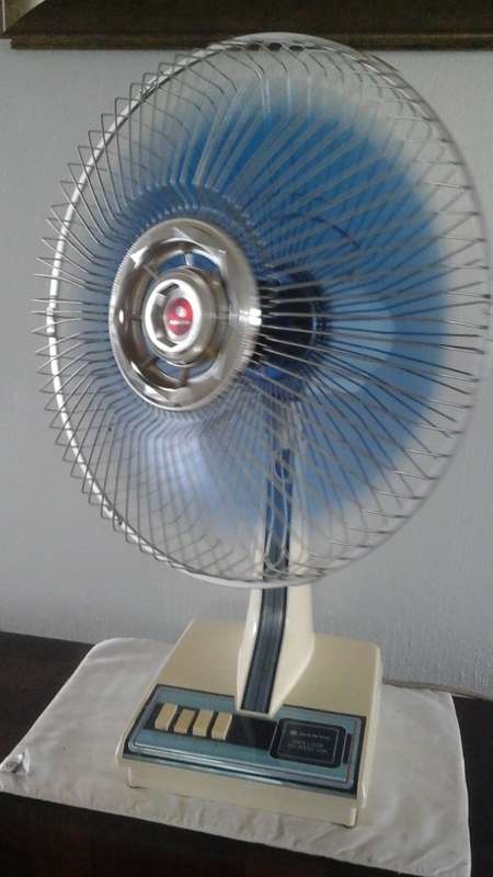 FANTASTIC VINTAGE SANYO OSCILLATOR TRI - SPEED FAN. AWESOME PIECE TO KEEP YOU COOL THIS SUMMER!