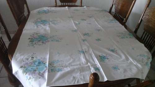 SIMPLY STUNNING VINTAGE PRINTED TABLE CLOTH. WHITE WITH GORGEOUS FLORAL PRINT. BEAUTIFUL PIECE!