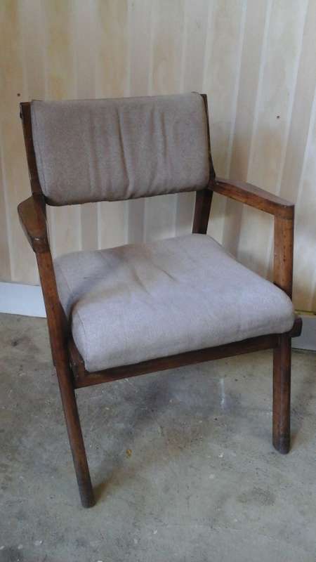 ABSOLUTELY TERRIFIC VINTAGE WOODEN OFFICE CHAIR. FANTASTIC AND FUNCTIONAL PIECE!
