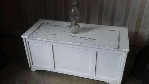 ABSOLUTELY BEAUTIFUL VINTAGE SHABBY SHICK IMBUA?/ KIAAT? BLANKET BOX. STUNNING & HANDY PIECE!