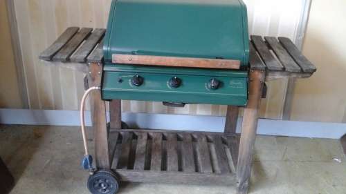 AWESOME BOUNTY 3 BURNER HOODED GAS BRAAI. WELL USED. FANTASTIC & USEFUL!