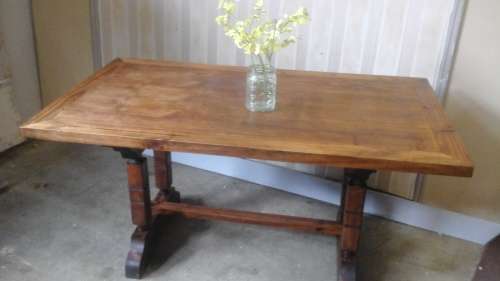 ABSOLUTELY STUNNING WOODEN DINNING ROOM TABLE. MAGNIFICENT, STURDY & FUNCTIONAL! SEATS 6!
