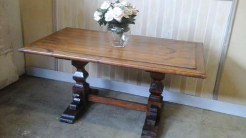 ABSOLUTELY STUNNING WOODEN DINNING ROOM TABLE. AMAZING AND FUNCTIONAL PIECE!