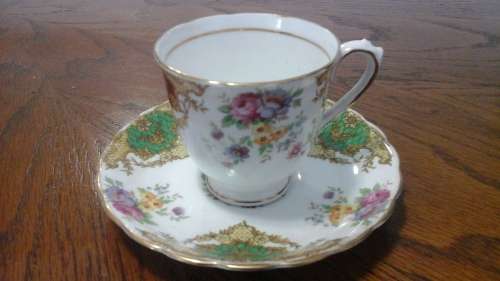 PRETTY AS A PICTURE A VINTAGE TUSCAN FINE ENGLISH BONE CHINA DUO. BEAUTIFUL FLORAL DESIGN