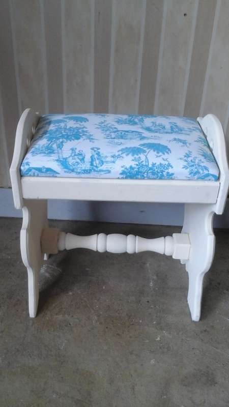 SIMPLY MAGNIFICENT WOODEN DRESSING TABLE STOOL. PAINTED IN CHALK PAINT. BEAUTIFUL & FUNCTIONAL!