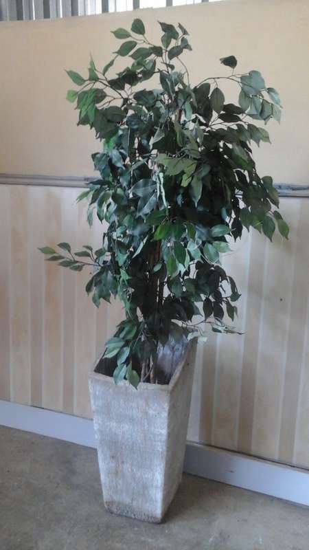 A STUNNING CONCRETE TYPE FLOWER POT. GREY IN COLOUR. SOLID RIGID PIECE