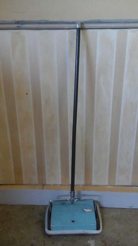 SIMPLY INCREDIBLE VINTAGE PRESTIGE EWBANK 1200 CARPET SWEEPER. HANDY AND EASY TO USE!