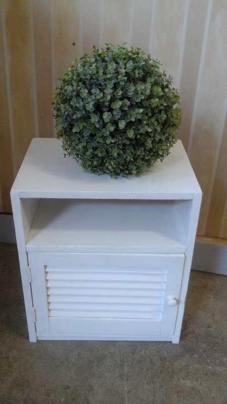 ABSOLUTELY GORGEOUS WOODEN BEDSIDE CABINET. FABULOUS AND FUNCTIONAL PIECE!