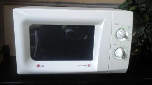 A FANTASTIC FULLY FUNCTIONAL LITTLE MICROWAVE. PERFECT FOR A SMALL KITCHEN OR SMALL FAMILY