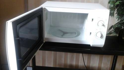 A FANTASTIC FULLY FUNCTIONAL LITTLE MICROWAVE. PERFECT FOR A SMALL KITCHEN OR SMALL FAMILY