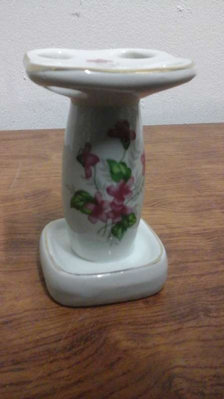 SIMPLY STUNNING TOOTH BRUSH HOLDER. REALLY TERRIFIC, BEAUTIFUL AND USEFUL PIECE!