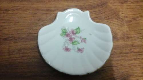 SIMPLY STUNNING SHELL SHAPED SOAP DISH. TERRIFIC, BEAUTIFUL AND USEFUL PIECE!
