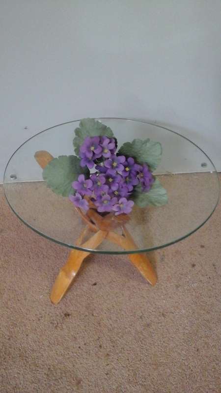 MAGNIFICENT MINIATURE HAND CRAFTED AFRICAN CURIO THREE LEGGED TABLE. STUNNING!