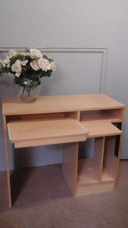 A CUTE AND COMPACT LITTLE WORKSTATION. PERFECT FOR A CHILDS ROOM EVEN HAS A CD RACK
