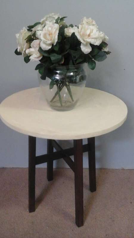 TOTALLY FABULOUS ROUND TABLE.  THIS GORGEOUS PIECE IS ROUND IN SHAPE AND CREAM IN COLOR. IT STANDS O