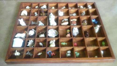 TERRIFIC  LARGE VINTAGE PRINTERS TRAY WITH AN ASSORTMENT OF PRINTERS ORNAMENTS. FANTASTIC!